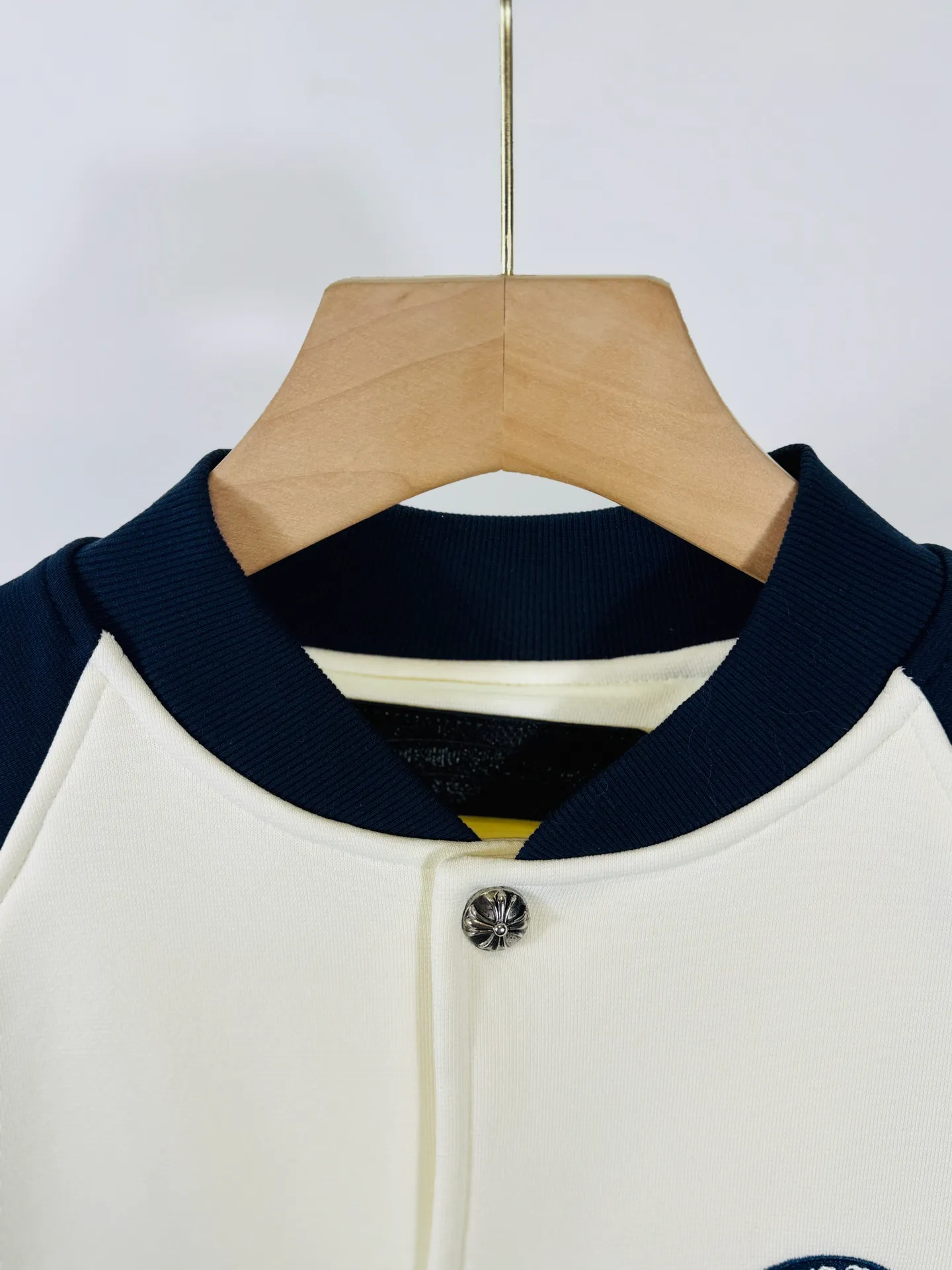P520 top version 🐮 Real shot without P, ​​different from market products] Chrome Hearts 🍁Winter clothes are coming🍁New Year clothes Sanskrit cross woolen leather sleeves spliced ​​baseball embroidered cotton clothes Heavy embroidery ➕Double sleeve splicing special technology Counter synchronization, heavy industry and heavy industry! ! Customized version of thickened woolen fabric, silk lining, customized version of hardware, not the ordinary version on the market! ! Color: black and white stitching Code number: S, M, L, XL